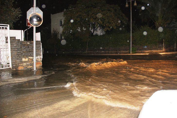 Bodrum'da caddeler göle döndü, ekipler teyakkuza geçti G5