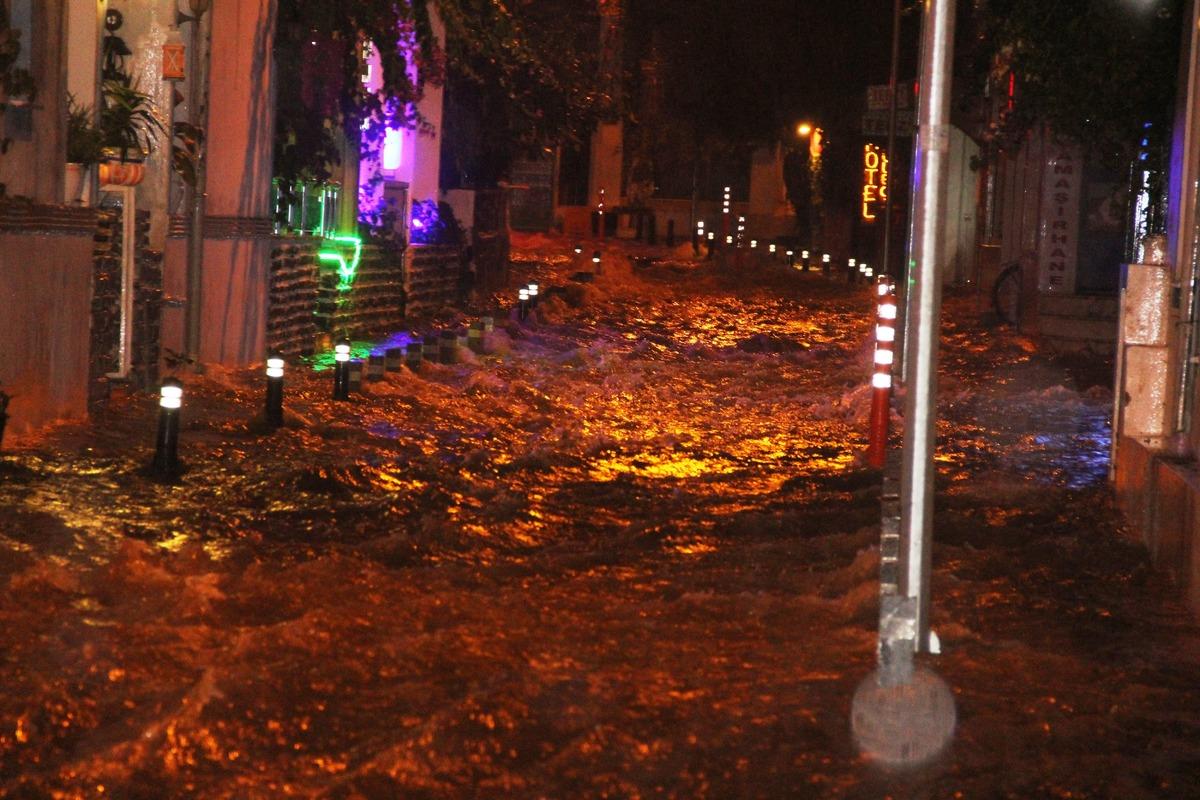 Bodrum'da caddeler g&ouml;le d&ouml;nd&uuml;, ekipler teyakkuza ge&ccedil;ti