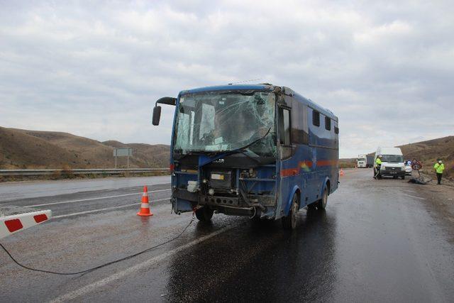 Sivas’ta cezaevi nakil  aracı devrildi: 10 yaralı