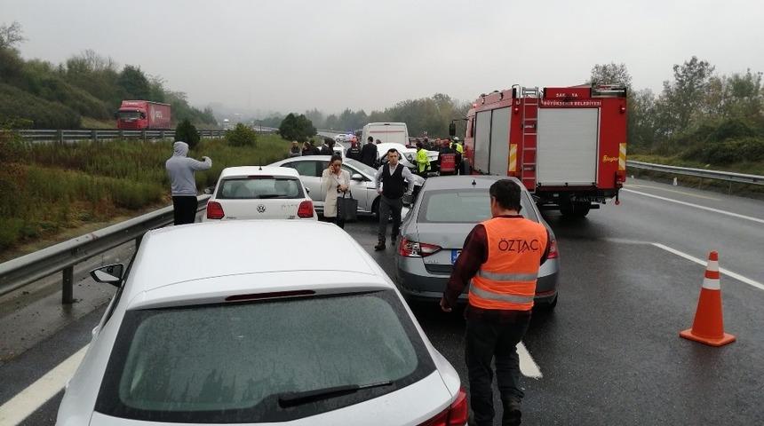 TEM&rsquo;de 12 ara&ccedil; birbirine girdi: 3 yaralı