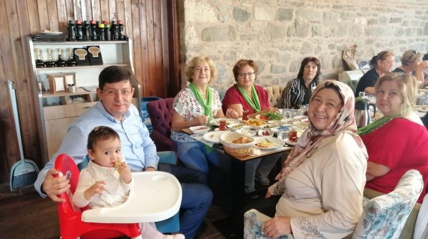 Başkan &Ouml;zcan anneleri yalnız bırakmadı