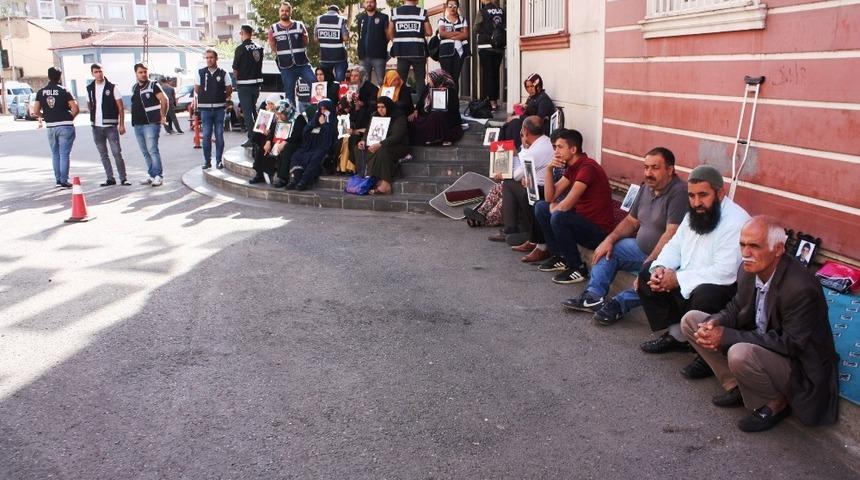 HDP &ouml;n&uuml;ndeki ailelerin evlat n&ouml;beti 36&rsquo;ncı g&uuml;n&uuml;nde