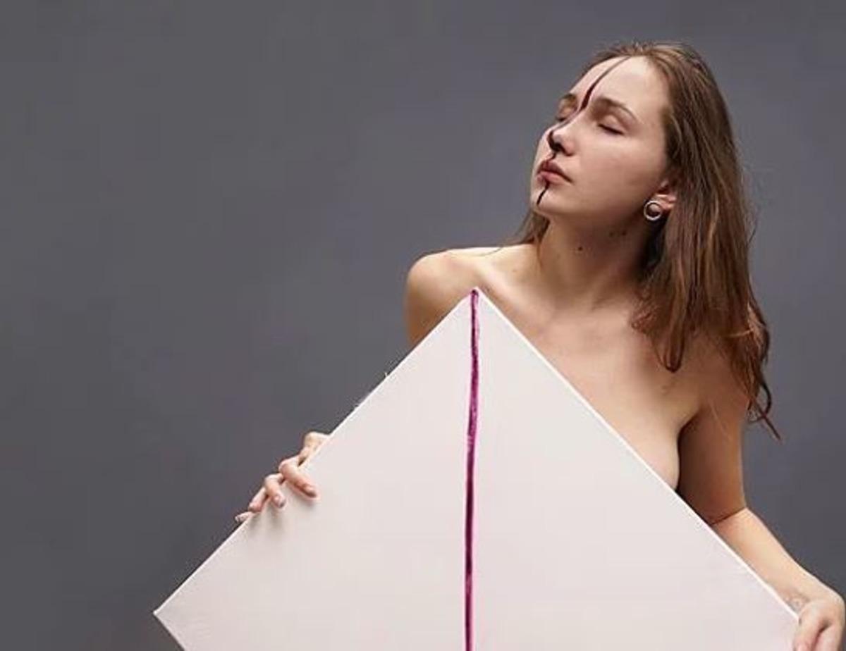 G&ouml;ğ&uuml;sleriyle resim yapan Belaruslu kadın!