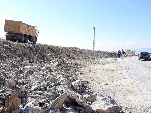 Altıntaş’ta yol genişletme ve peyzaj çalışmaları