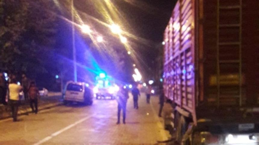 16 yaşındaki ehliyetsiz s&uuml;r&uuml;c&uuml; &ouml;nce tıra sonra ref&uuml;je &ccedil;arptı