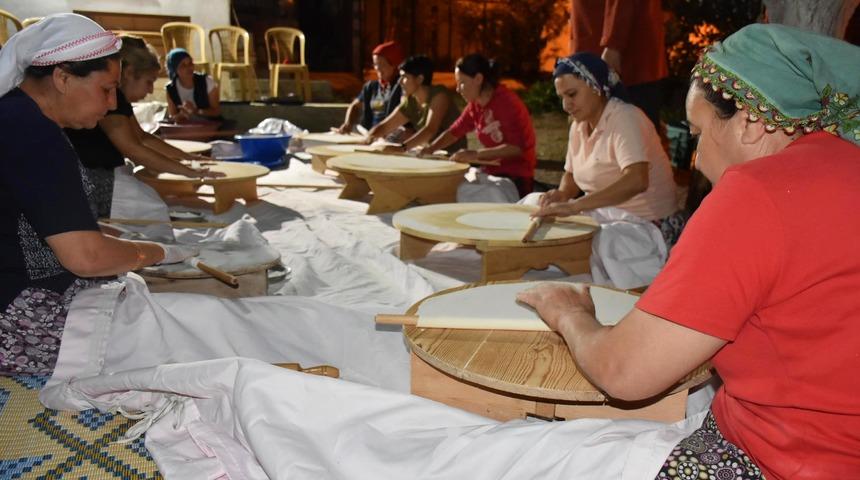 Kışlık yiyeceklerini imeceyle hazırlıyorlar