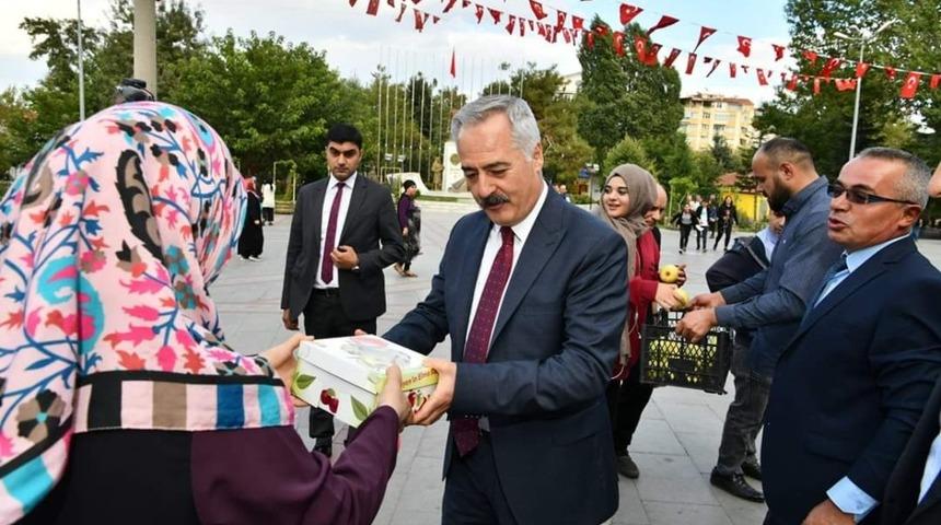 Isparta’da vatandaşa Gelendost elması dağıtımı