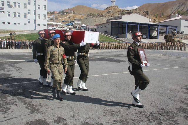 Aracın devrilmesi sonucu şehit olan asker memleketine uğurlandı