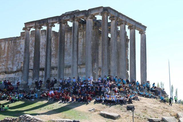 Aizanoi Antik Kenti öğrenci ve öğretmenlerle doldu taştı