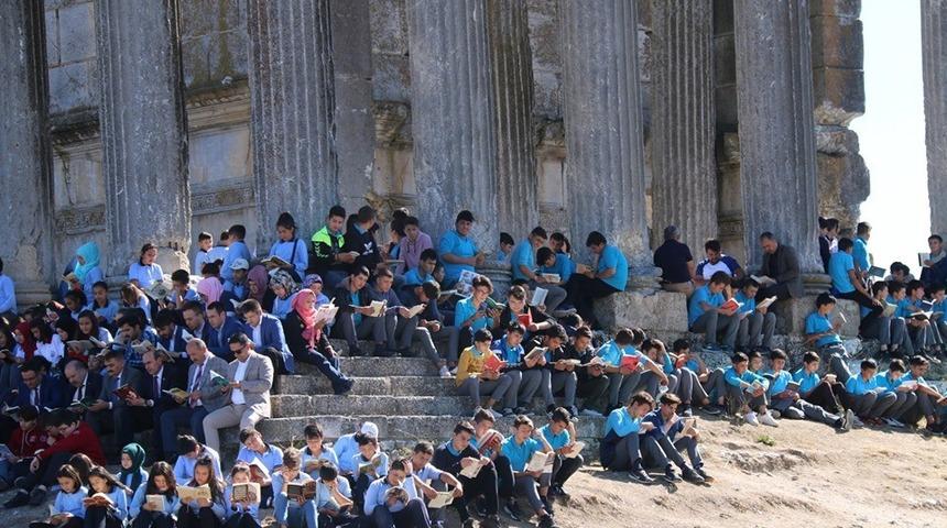Aizanoi Antik Kenti öğrenci ve öğretmenlerle doldu taştı
