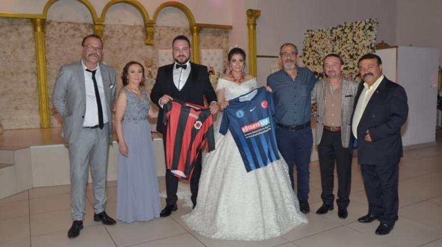 Gelin ve damada Belediye Kütahyaspor ve TKİ Tavşanlı Linyitspor forması hediye edildi