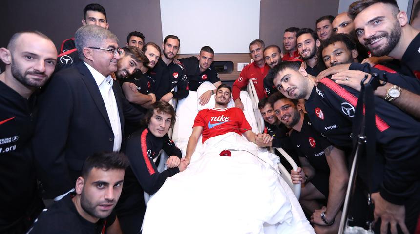 A Milli Futbol Takımı Dorukhan Toköz'ü ziyaret etti