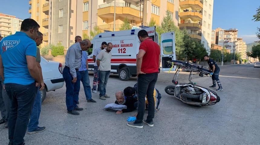 Motosiklet ile otomobil &ccedil;arpıştı: 1 yaralı