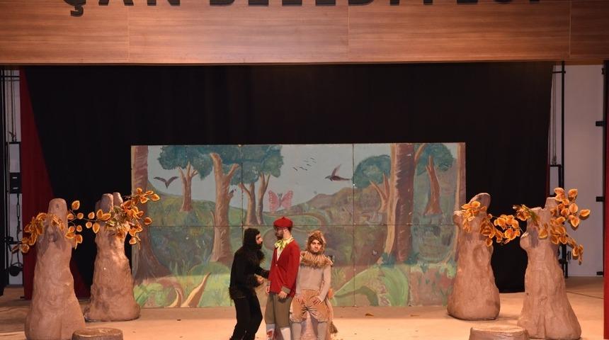 &Ccedil;an&rsquo;da &ccedil;ocuklar hafta sonunu tiyatroda eğlenerek ge&ccedil;irdi