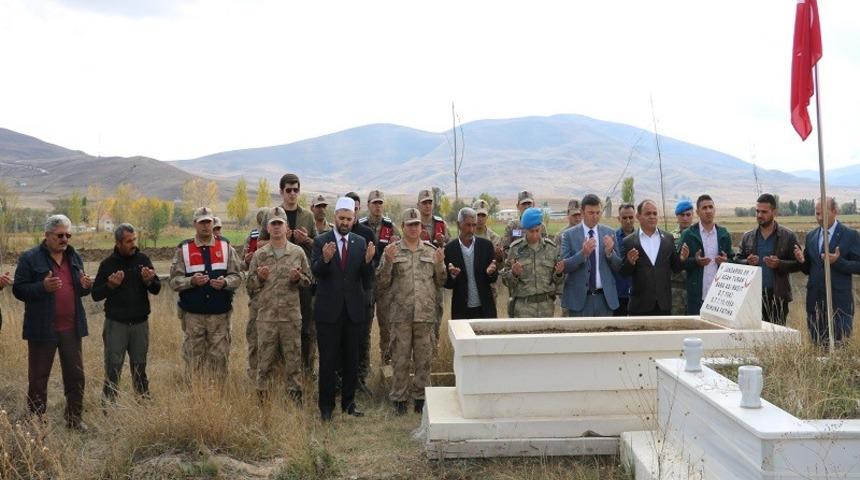 Şehit Agah Turan şehadetinin yıld&ouml;n&uuml;m&uuml;nde mezarı başında anıldı