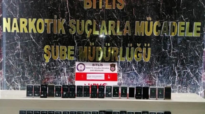 Bitlis&rsquo;te 77 adet g&uuml;mr&uuml;k ka&ccedil;ağı cep telefonu ele ge&ccedil;irildi