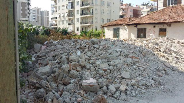 Antalya’da mahalleliyi rahatsız eden metruk bina yıkıldı