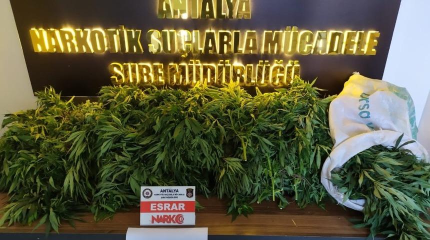 Araçta uyuşturucu madde ele geçirildi