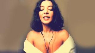 Selin Şekerci söylediği şarkı ile mest etti