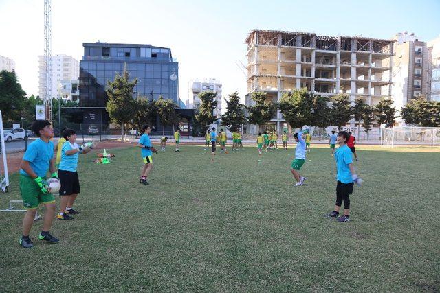 Erdemli Belediyesi spor altyapı yatırımlarına devam ediyor