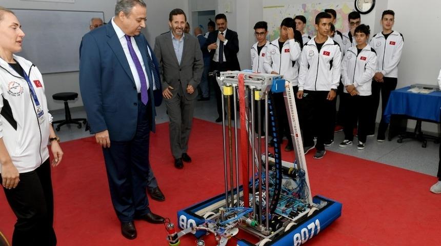 Vali Su, robot kakımı ile bir araya geldi
