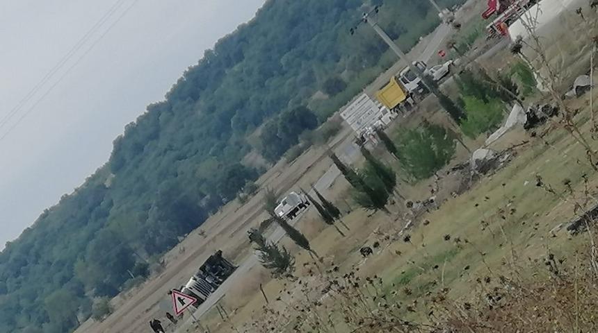 K&ouml;m&uuml;r y&uuml;kl&uuml; tır devrildi: 1 yaralı