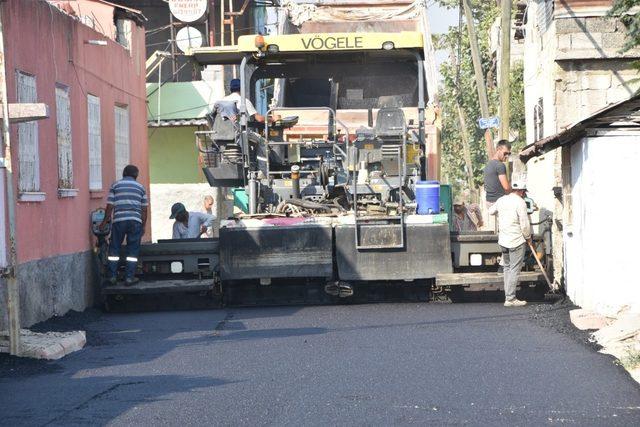 Ceyhan’da asfalt çalışmaları sürüyor