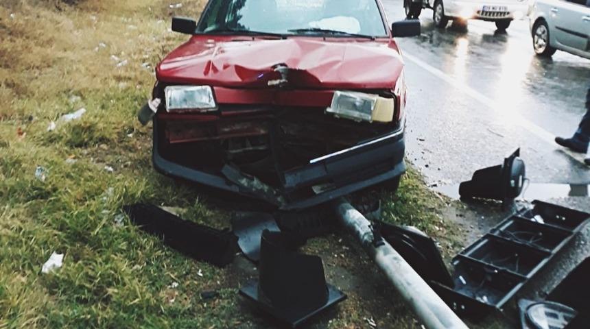 Otomobil trafik ışığı direğine &ccedil;arptı