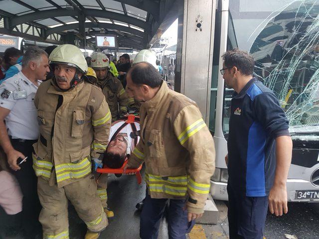 Haramidere'de metrobüs kazası: yaralılar var (1)