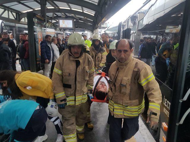 Haramidere'de metrobüs kazası: yaralılar var (1)