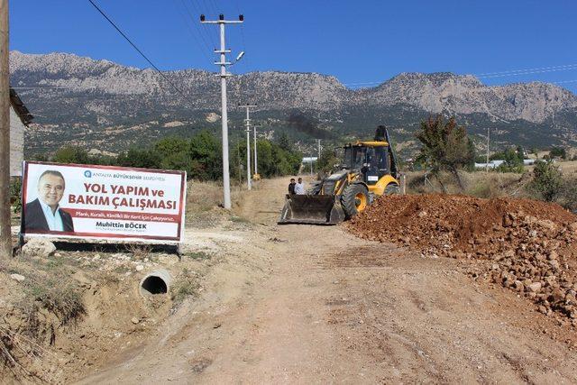 Elmalı’da yollar yenileniyor