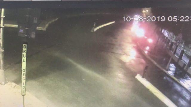 Haramidere'de yağmurun kayganlaştırdığı yolda kaza kamerada