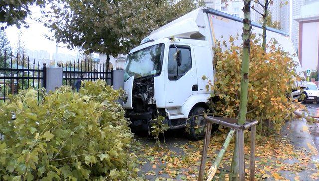 Haramidere'de yağmurun kayganlaştırdığı yolda kaza kamerada