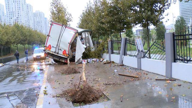 Haramidere'de yağmurun kayganlaştırdığı yolda kaza kamerada