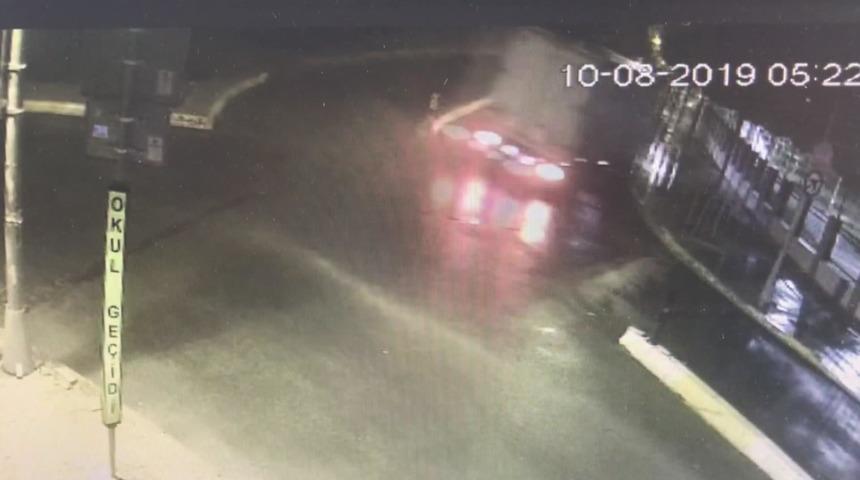 Haramidere'de yağmurun kayganlaştırdığı yolda kaza kamerada