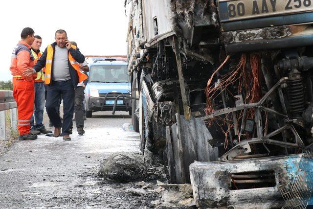 Bolu’da TEM Otoyolu’nda lastiği patlayan tır yandı