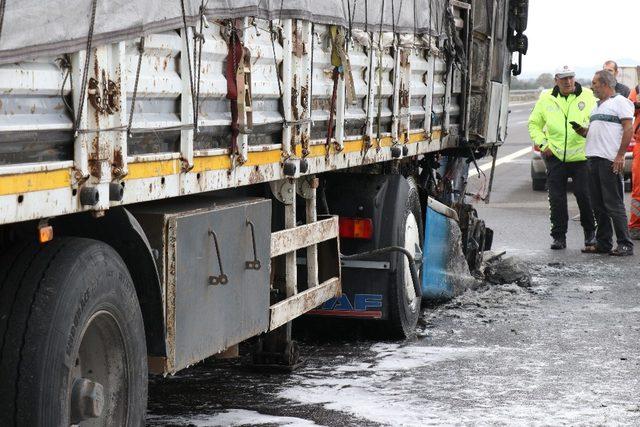 Bolu’da TEM Otoyolu’nda lastiği patlayan tır yandı
