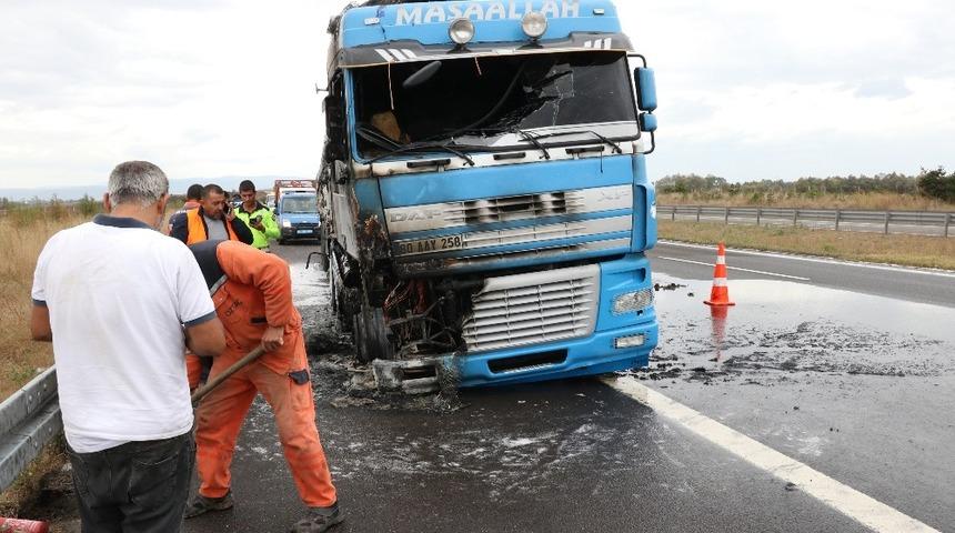 Bolu&rsquo;da TEM Otoyolu&rsquo;nda lastiği patlayan tır yandı