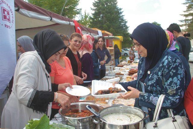 FÜ kadın kollarından öğrenciler için kermes