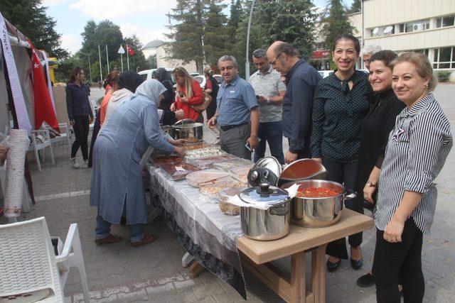 FÜ kadın kollarından öğrenciler için kermes