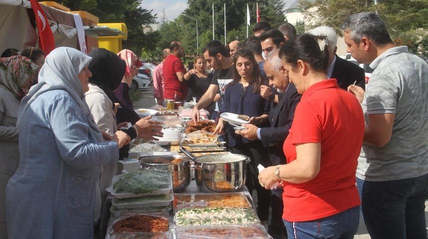 FÜ kadın kollarından öğrenciler için kermes
