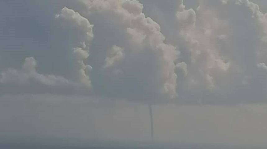 D&uuml;nyaca &uuml;nl&uuml; Kaputaş Plajı a&ccedil;ıklarında hortum