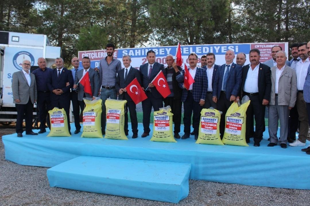 Şahinbey&rsquo;den &ccedil;ift&ccedil;ilere 2 bin ton g&uuml;bre dağıtımı