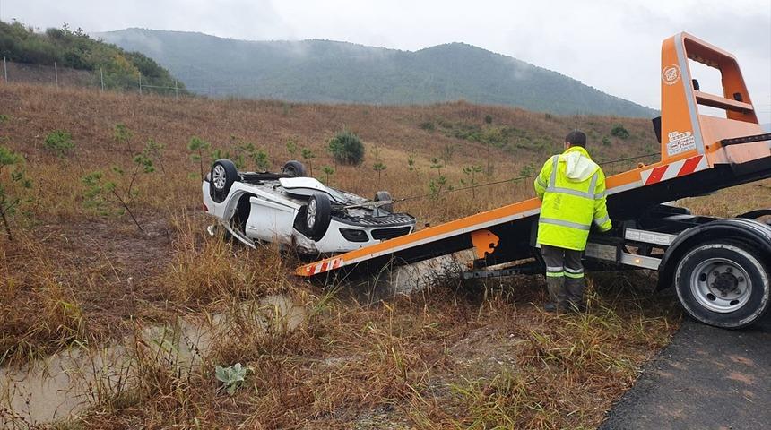 Teknik ekibi taşıyan araç şarampole uçtu!