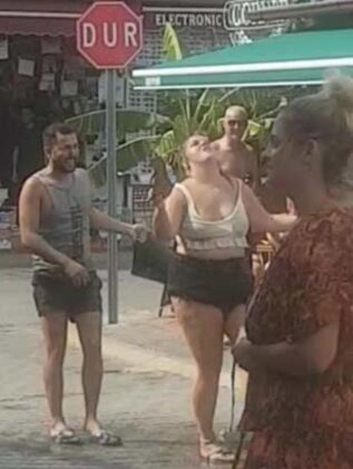 Marmaris'te yarı çıplak turist kadın herkesi şaşkına çevirdi G2