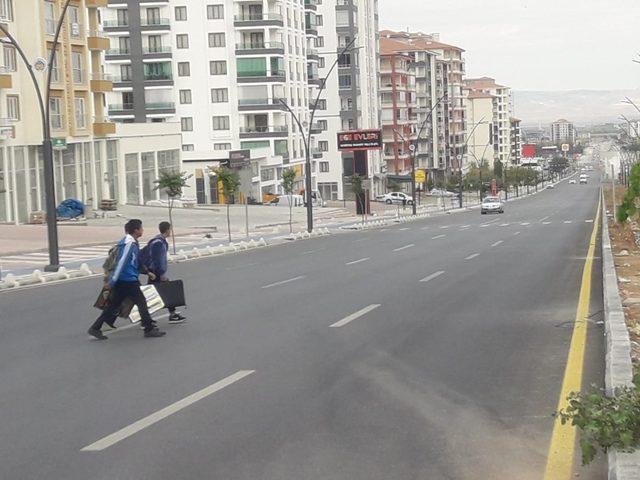 Bulvarda yaya geçidi  olmaması tehlikeye yol açıyor