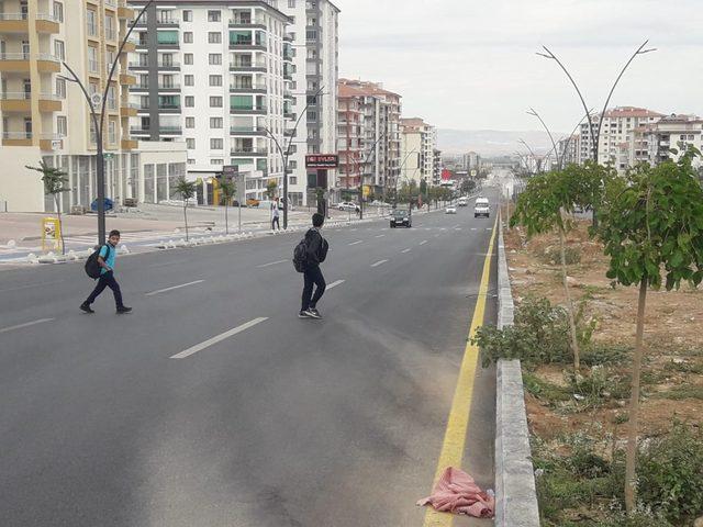 Bulvarda yaya geçidi  olmaması tehlikeye yol açıyor