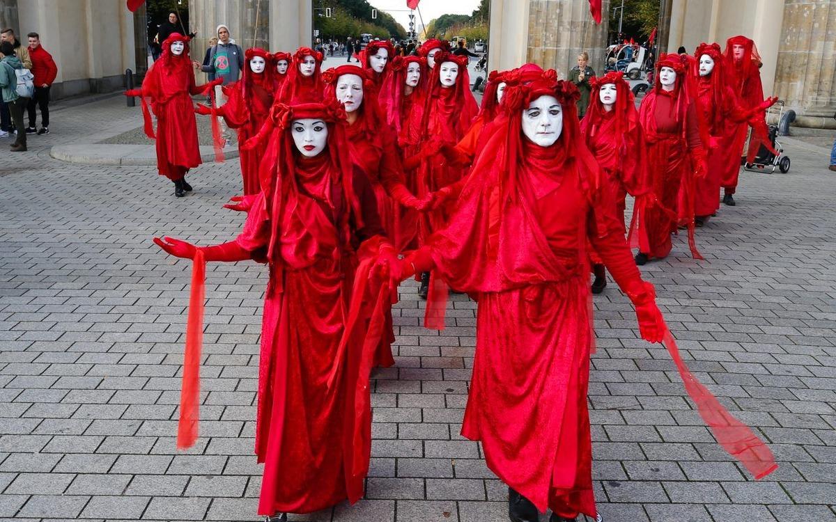 Berlin'de &ccedil;evreci aktivistler ilgin&ccedil; bir protestoya imza attı!