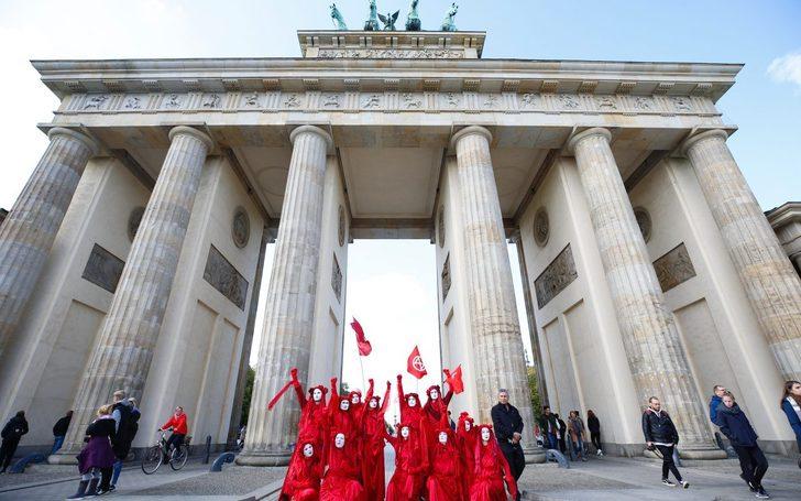 Berlin'de çevreci aktivistler ilginç bir protestoya imza attı! G2