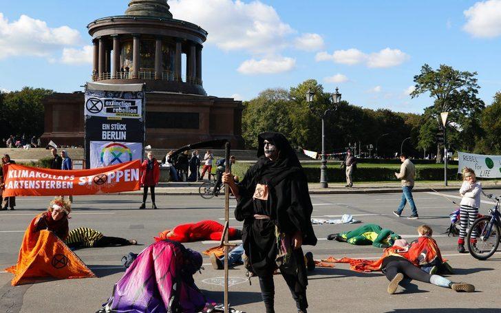 Berlin'de çevreci aktivistler ilginç bir protestoya imza attı! G3